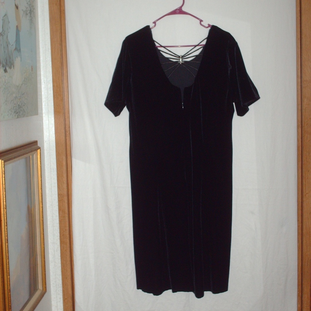 Vintage fashion Bug velvet like black dress 14/16